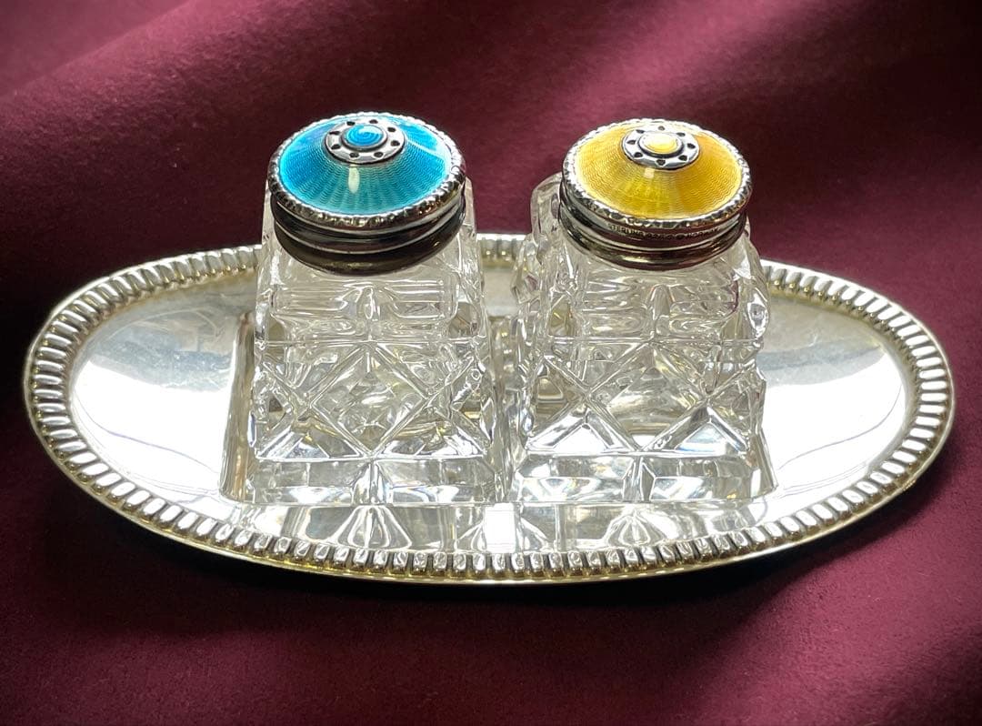 Hroar Prydz シルバーとギロシェエナメルガラス製ソルト&ペーパーポット