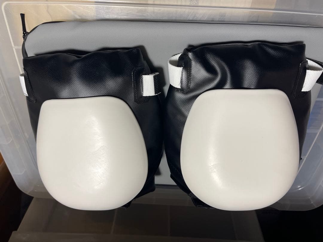 DIVISION プロテクター 膝パッド ブラック/ホワイト 箱無し袋無し