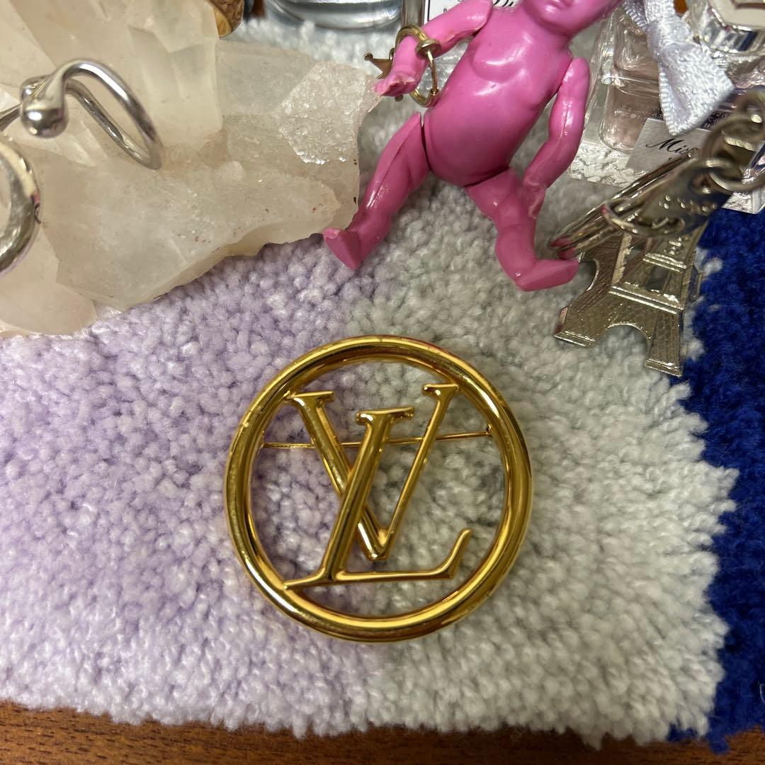 Louis Vuitton ロゴブローチ　ヴィトン