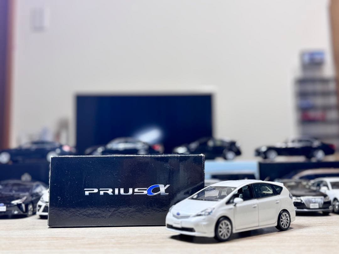 トヨタ カラーサンプル ミニカー 1/30 プリウスα ホワイトパール