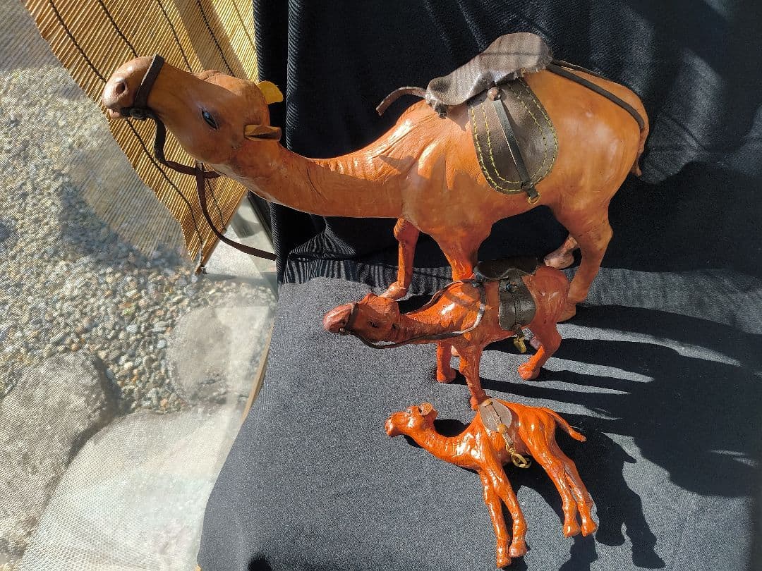 ラクダ、レザーの置物3体セット