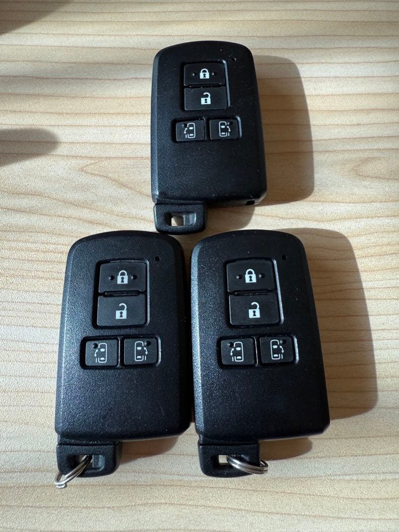 トヨタ純正 ヴォクシー スマートキー (4つボタン) 3個 送料込み