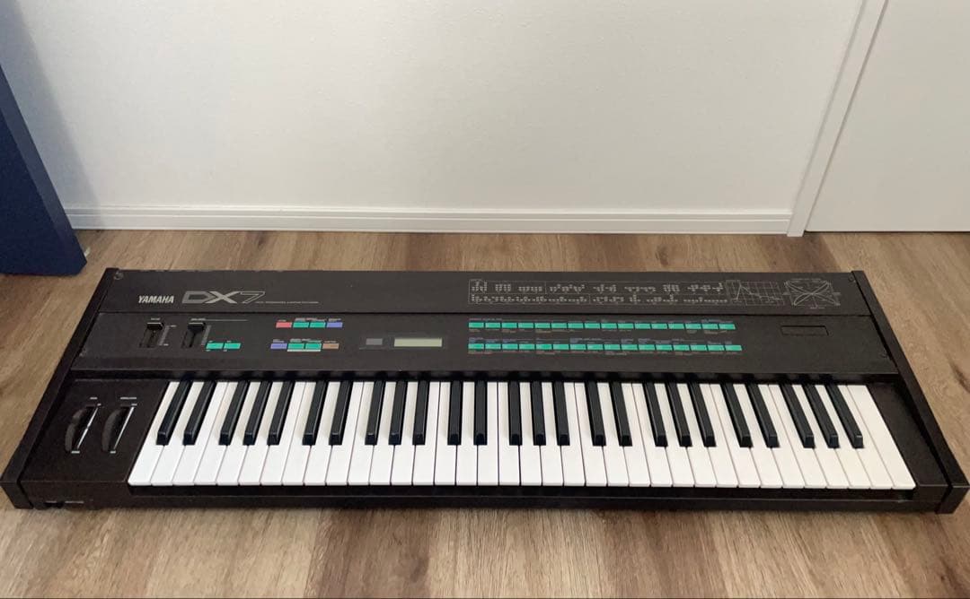 ヤマハ シンセサイザー DX7 ハードケース付き 61鍵盤 32音色