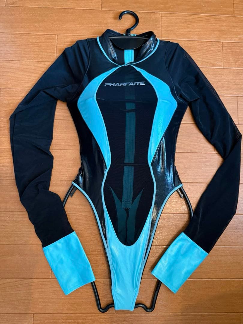 PHARFAITE SGSxSHEER ロングスリーブスピンラインボディスーツ。