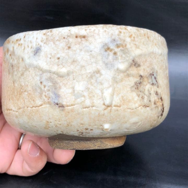 古美術◼️蔵からかなり雰囲気のある釉薬ドロドロの謎の図柄の抹茶茶碗が出て来ました。