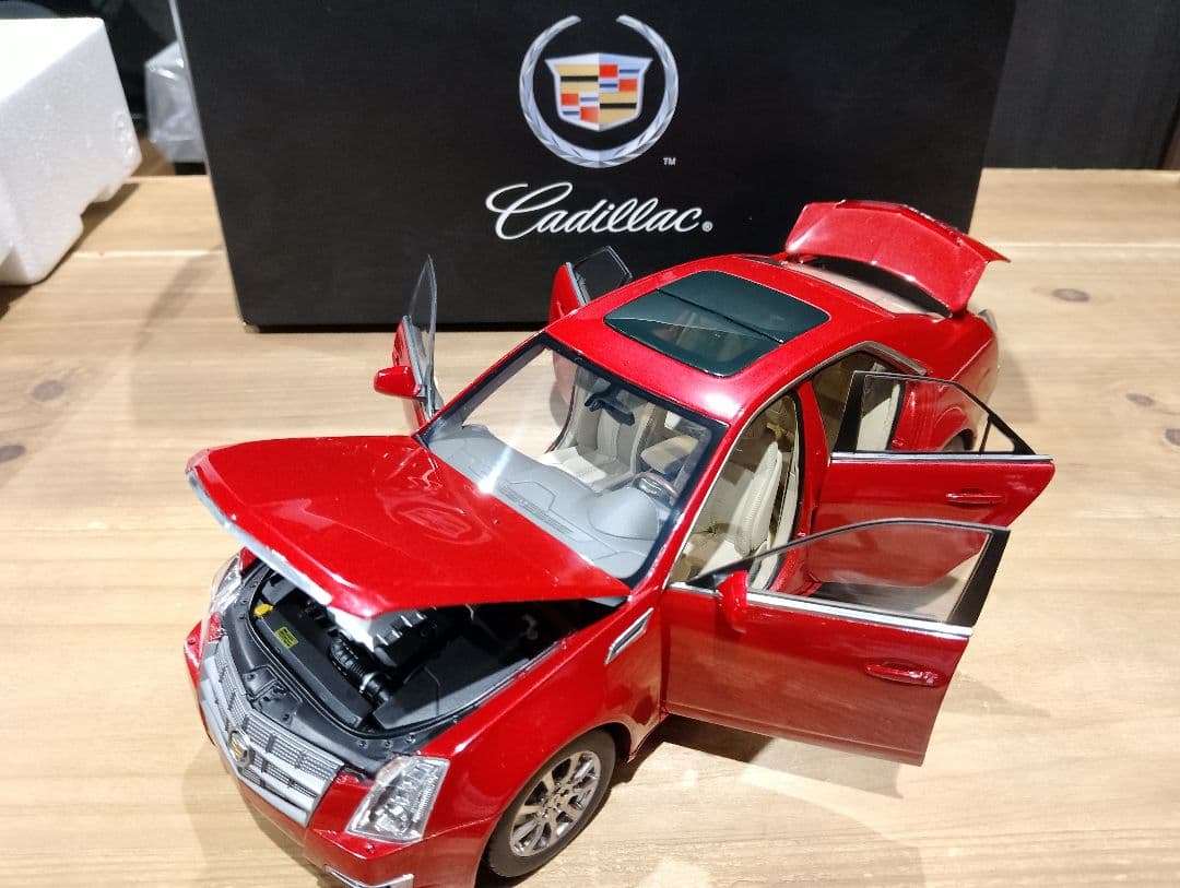 1/18 キャデラック　CTS　セダン　ディーラー品　ミニカー　レッド
