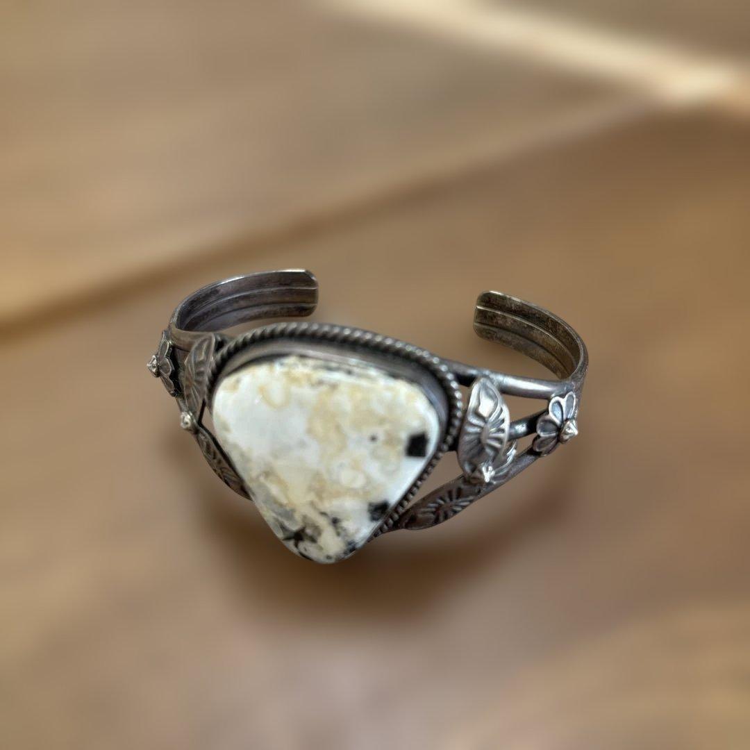 シルバー バングル 三角形の石 花の装飾