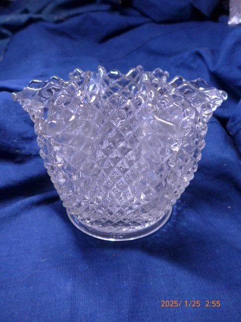 アンティークガラスの花瓶です。60年代のものだと思います