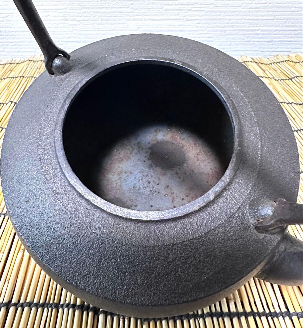 ＵＳＥＤ品 昭和期造　菊地保寿堂名人　菊池熊治作　１２型 梅文様 肩衝 南部鉄瓶