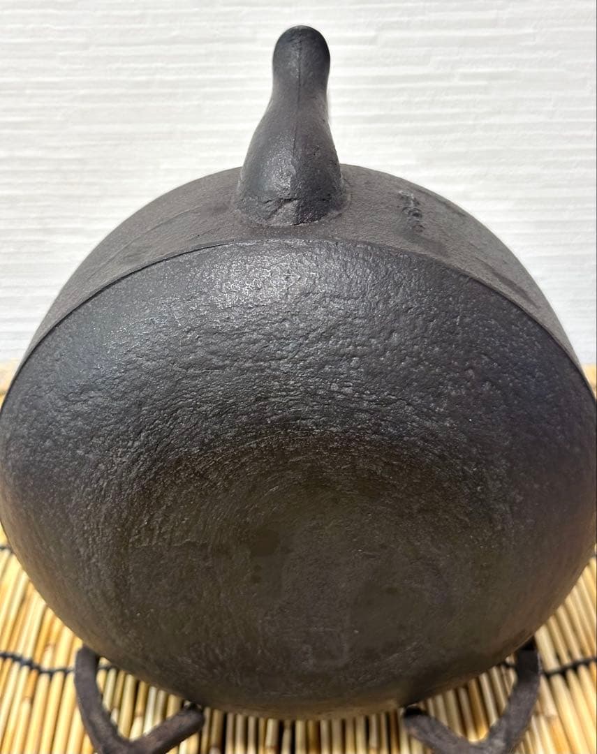 ＵＳＥＤ品 昭和期造　菊地保寿堂名人　菊池熊治作　１２型 梅文様 肩衝 南部鉄瓶