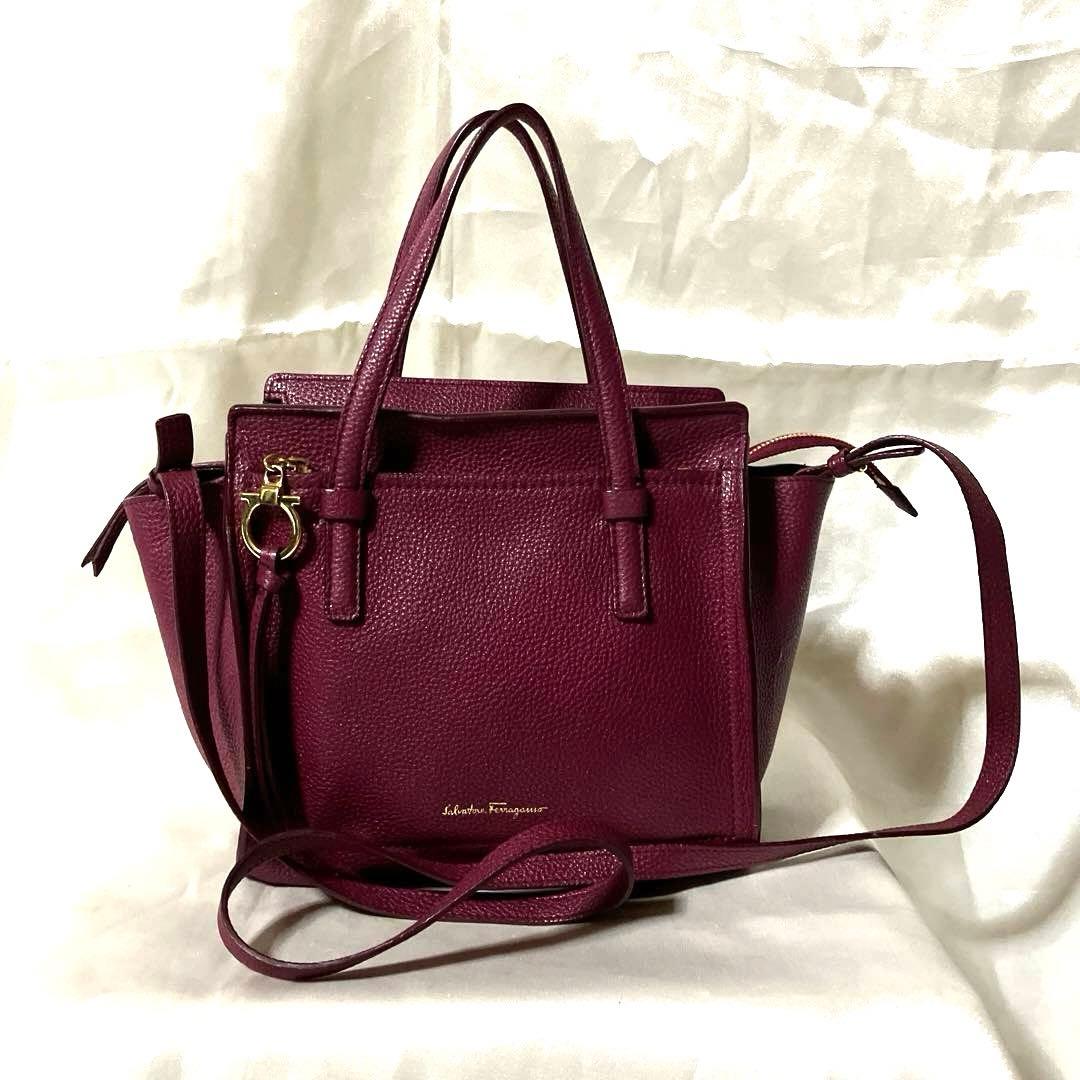 フェラガモ　イタリアンレザーハンドバッグ（バーガンディ）
