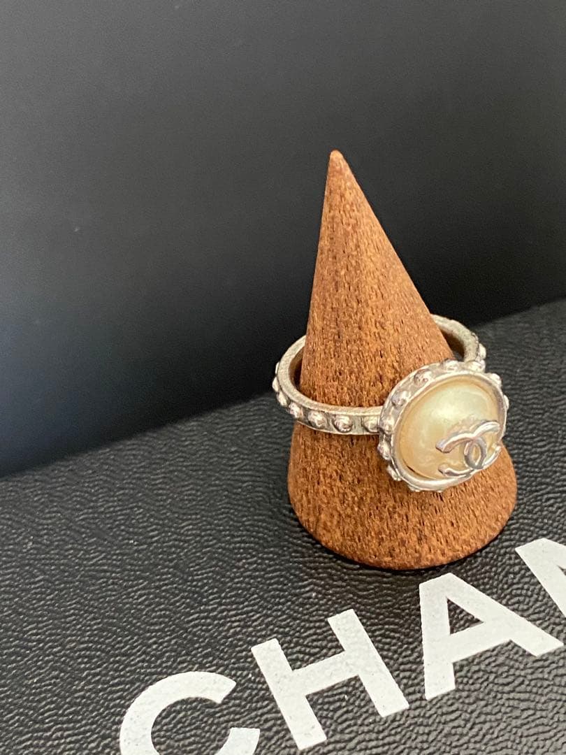 みーたん　シャネル 超美品 ロゴ入りパール調リング サイズ12号