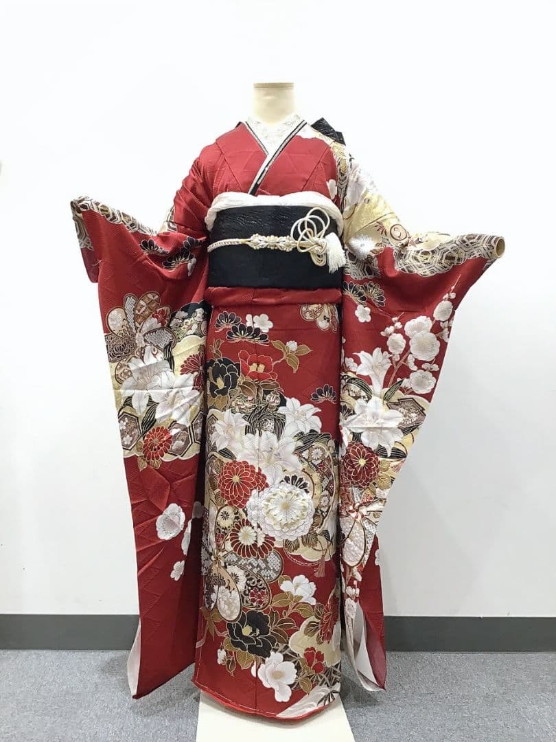 人気のエンジ　振袖と長襦袢と帯締めのみ