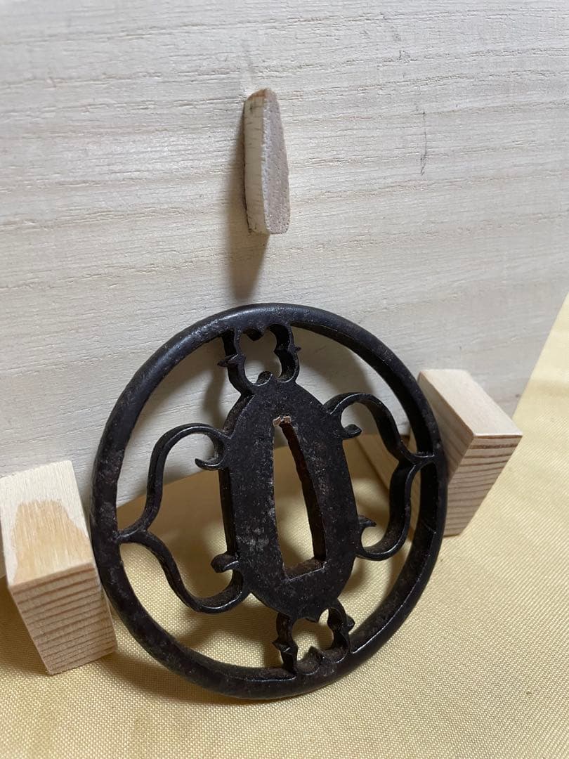 鍔　鉄地透かし鐔