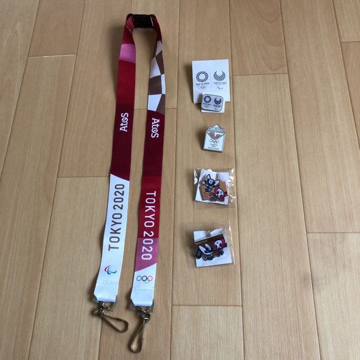 ピンバッジとネックストラップ