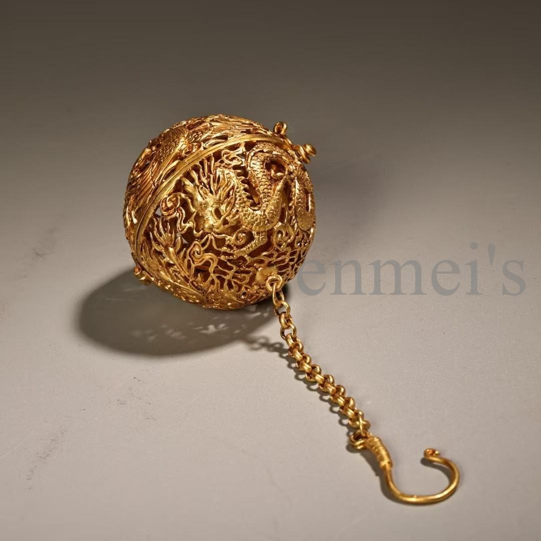 中国古美術品・珍品純銅製・高浮彫鎏金繍球香炉香囊・透彫・熏香炉・檀木箱付・香道具