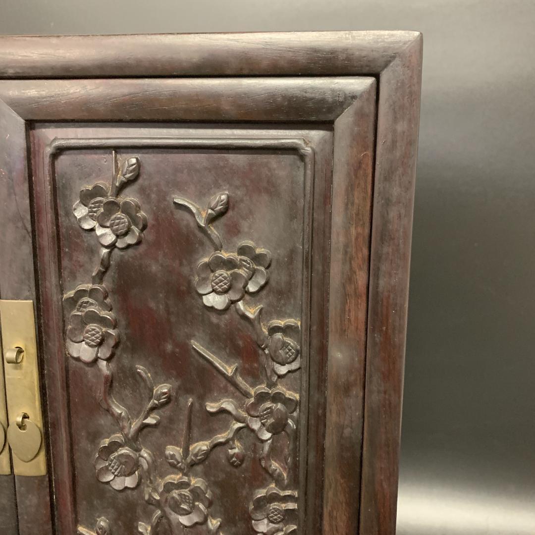 木製装飾キャビネット 扉付き 小引き出し 七抽斗 浮彫 彫刻