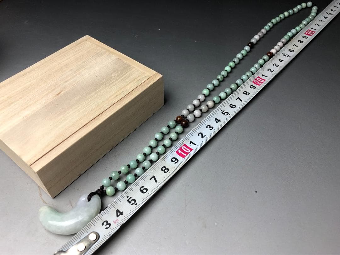 勾玉 翡翠　ヒスイ　糸魚川　翡翠　ペンダント　共箱