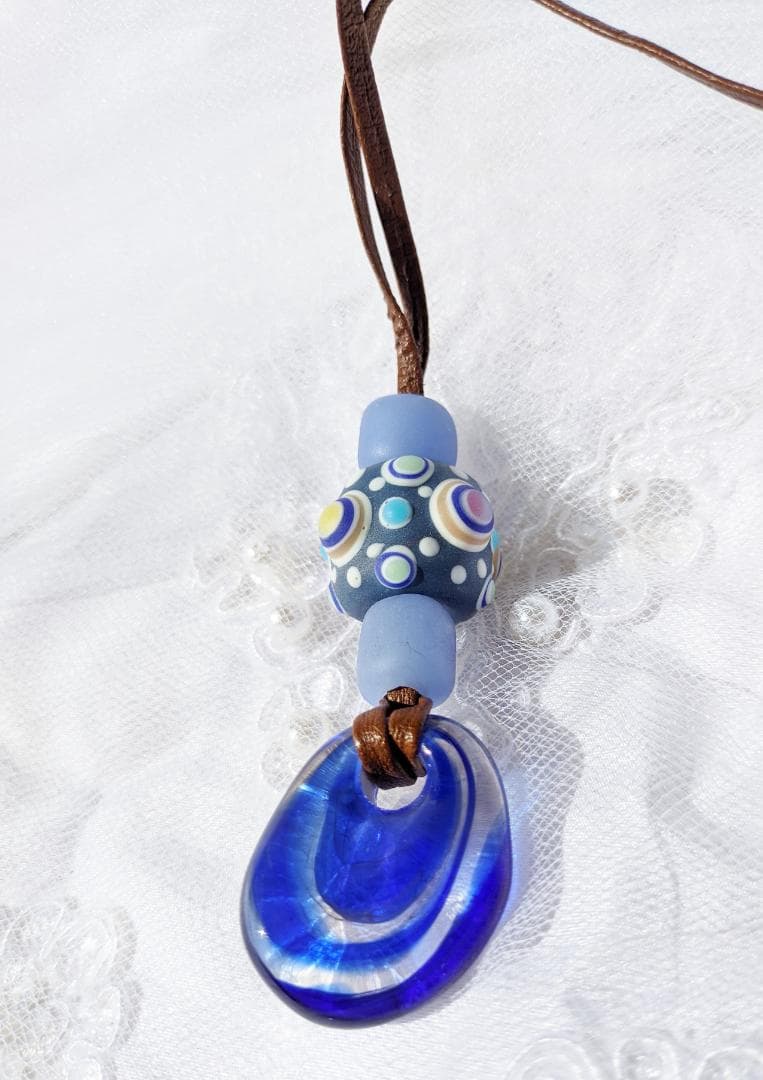 吉田正子トンボ玉（貳拾玖）　皮ひもネックレス　ガラス玉に込めた日本画　和のこころ