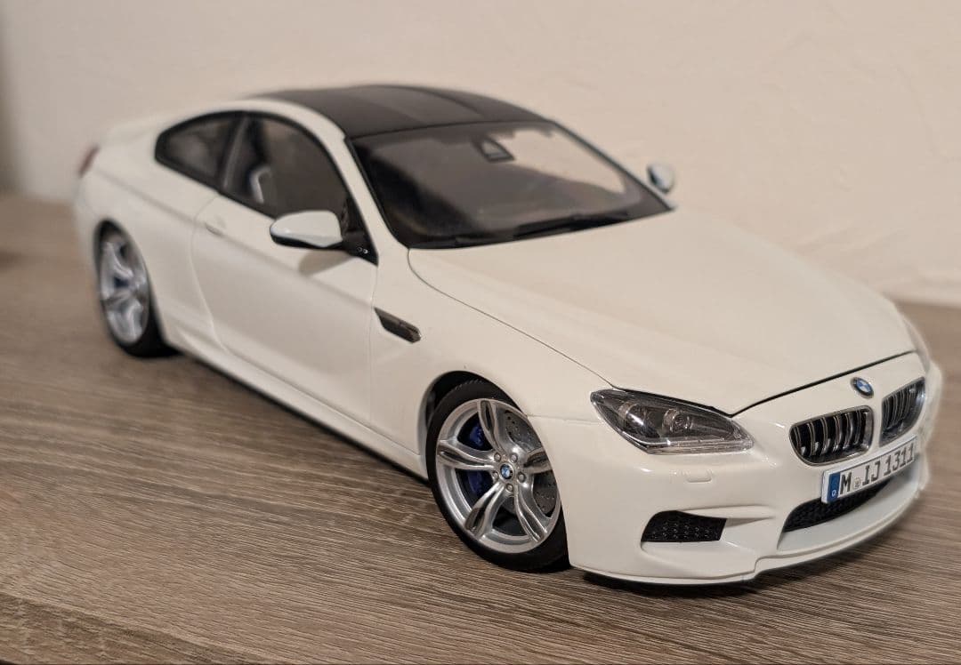 【美品】BMW M6 F13 ホワイト 1/18 モデルカー