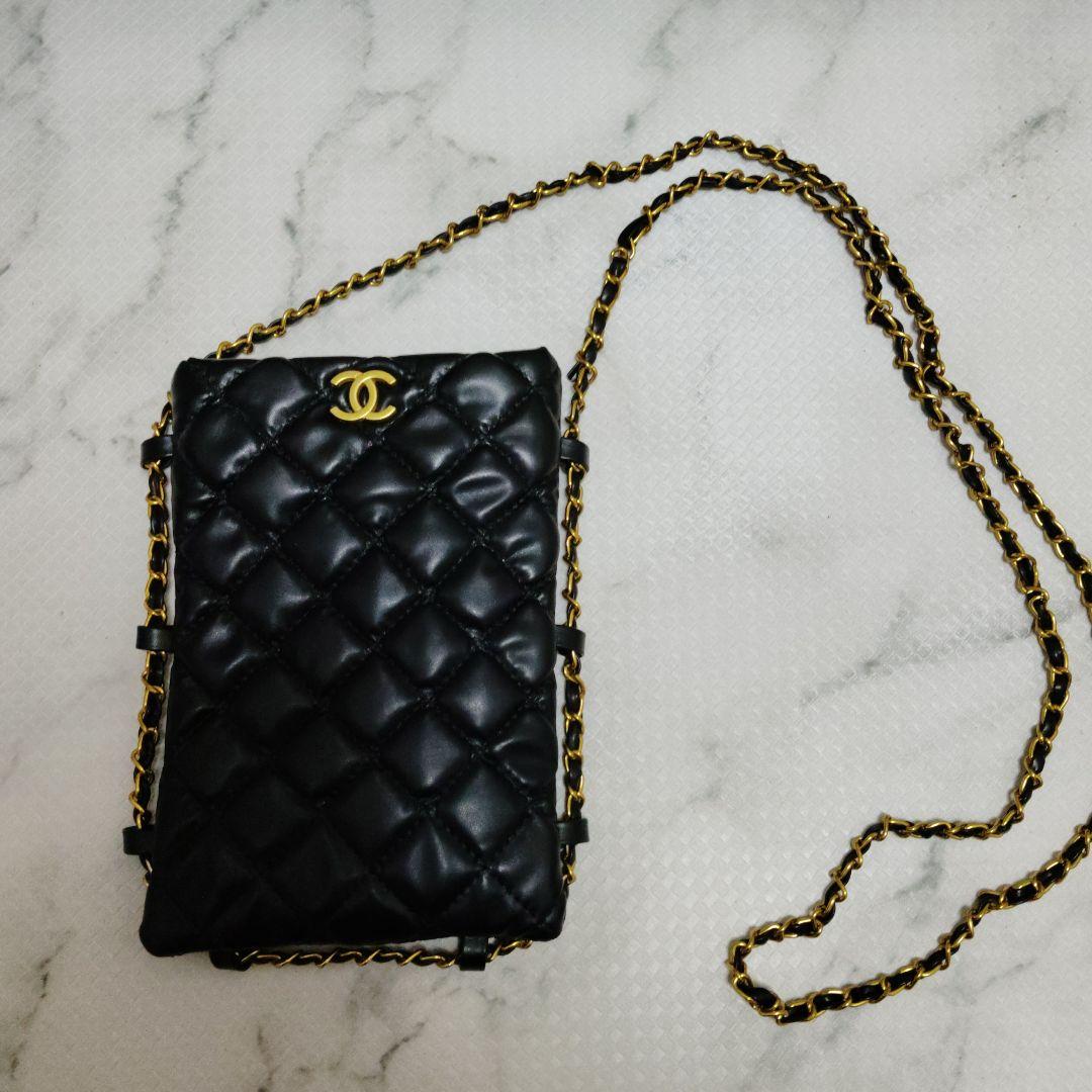 ソラ出品ノベルティー CHANEL ブラック キルティングスマホショルダー
