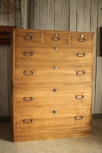 古く味のある木製の引き出し5杯　チェスト