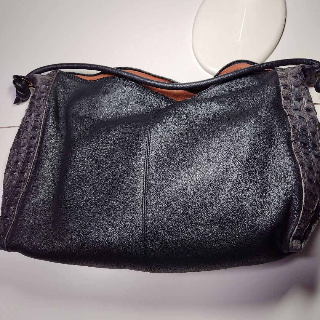 イタリア製　黒のショルダーバッグ クロコダイル風