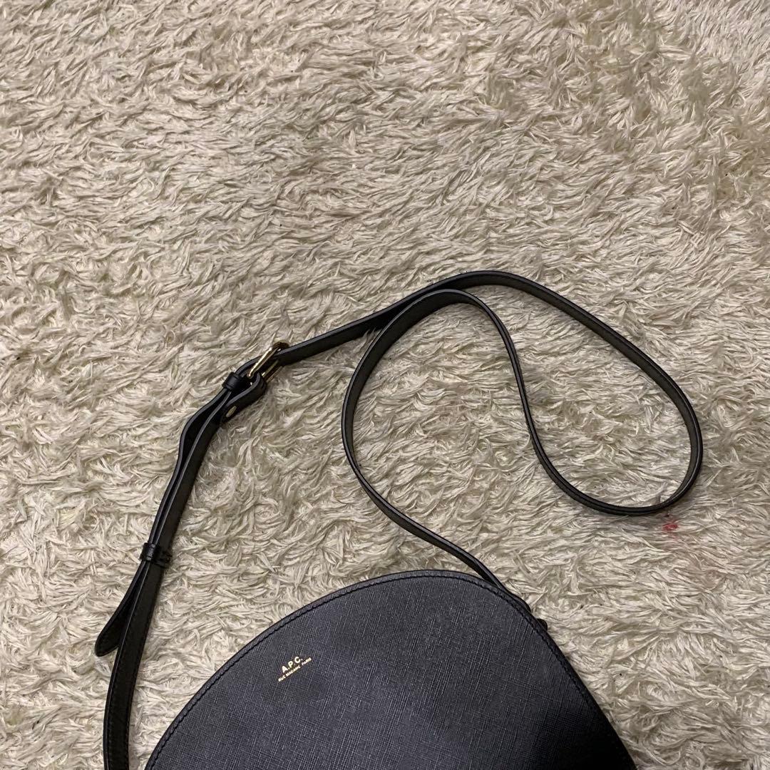 美品✨A.P.C. ショルダーバック　ハーフムーン　エンボス加工　ブラック