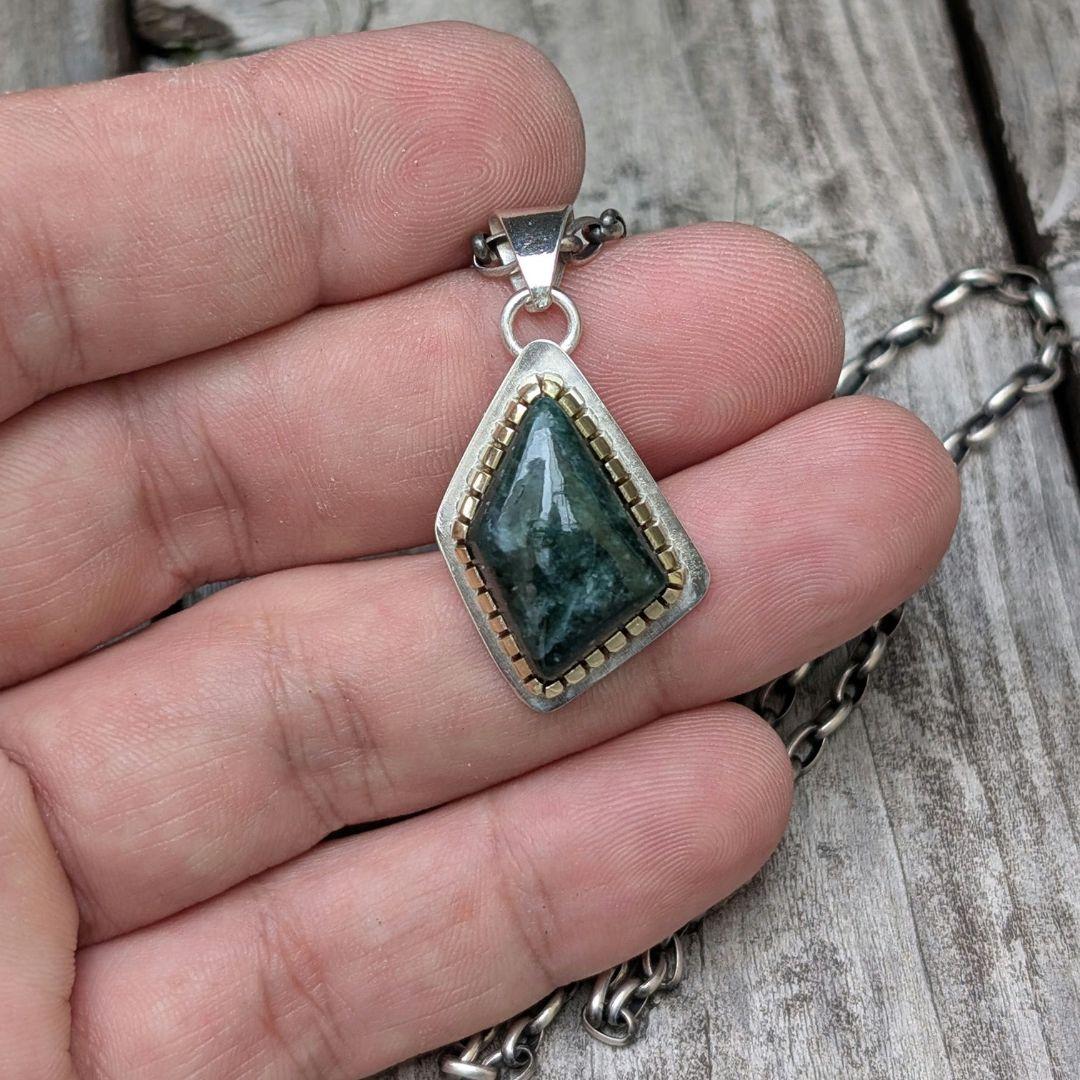 ハンドメイドの糸魚川翡翠トップ　ネックレストップ　インディアンジュエリー風