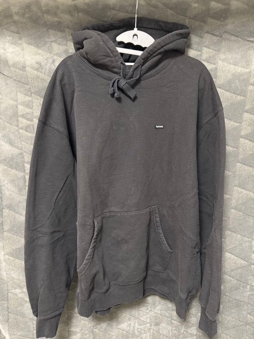 XL Supreme 黒スモールボックスロゴパーカ