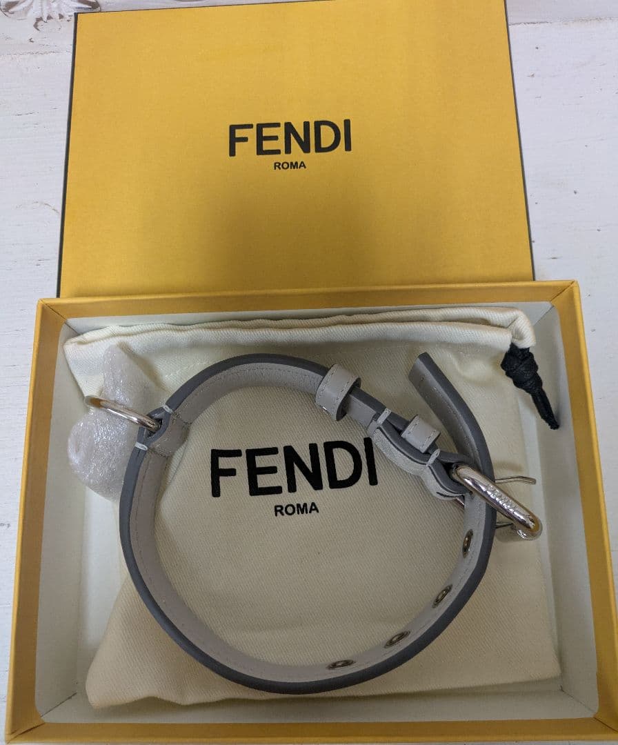 モモビン様　FENDI グレー レザー 首輪 ドッグカラー　FF柄