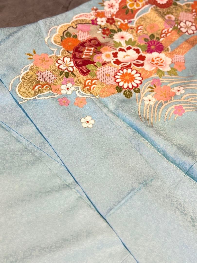 正絹　金駒刺繍銀通し貝桶に御所車模様振袖　水色　古典柄正統派がお好みの方に