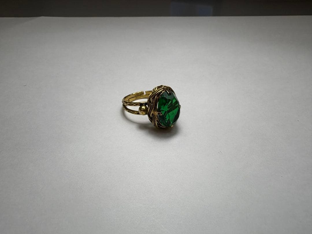 エメラルド？のクラシックリング
