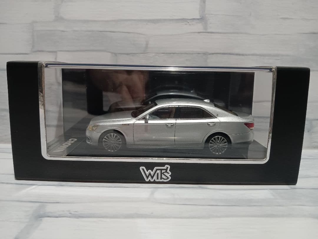 1/43　トヨタ　クラウン　ロイヤルサルーン　ミニカー　プレシャスシルバー