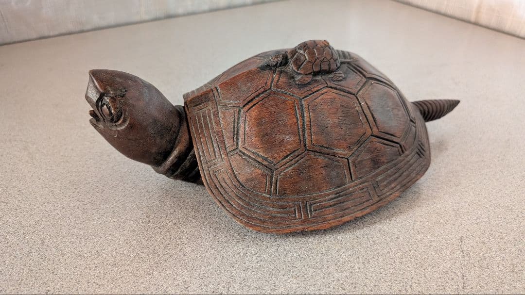 木製亀の彫刻
