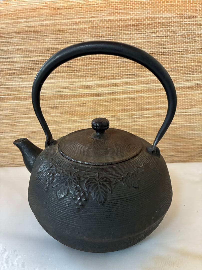 鋳鉄 ぶどう模様 鉄瓶