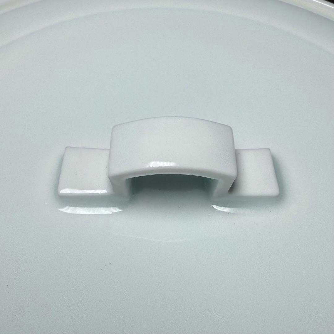 白磁の名工　樋渡陶六　造　青白磁牡丹絵彫文　水指　共箱　共布　極美品