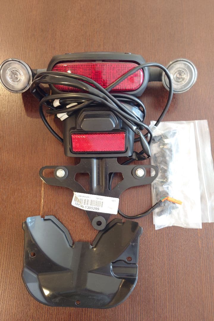 ホンダ　レブル250純正　未使用 テールランプ 赤色 取り付け金具付き