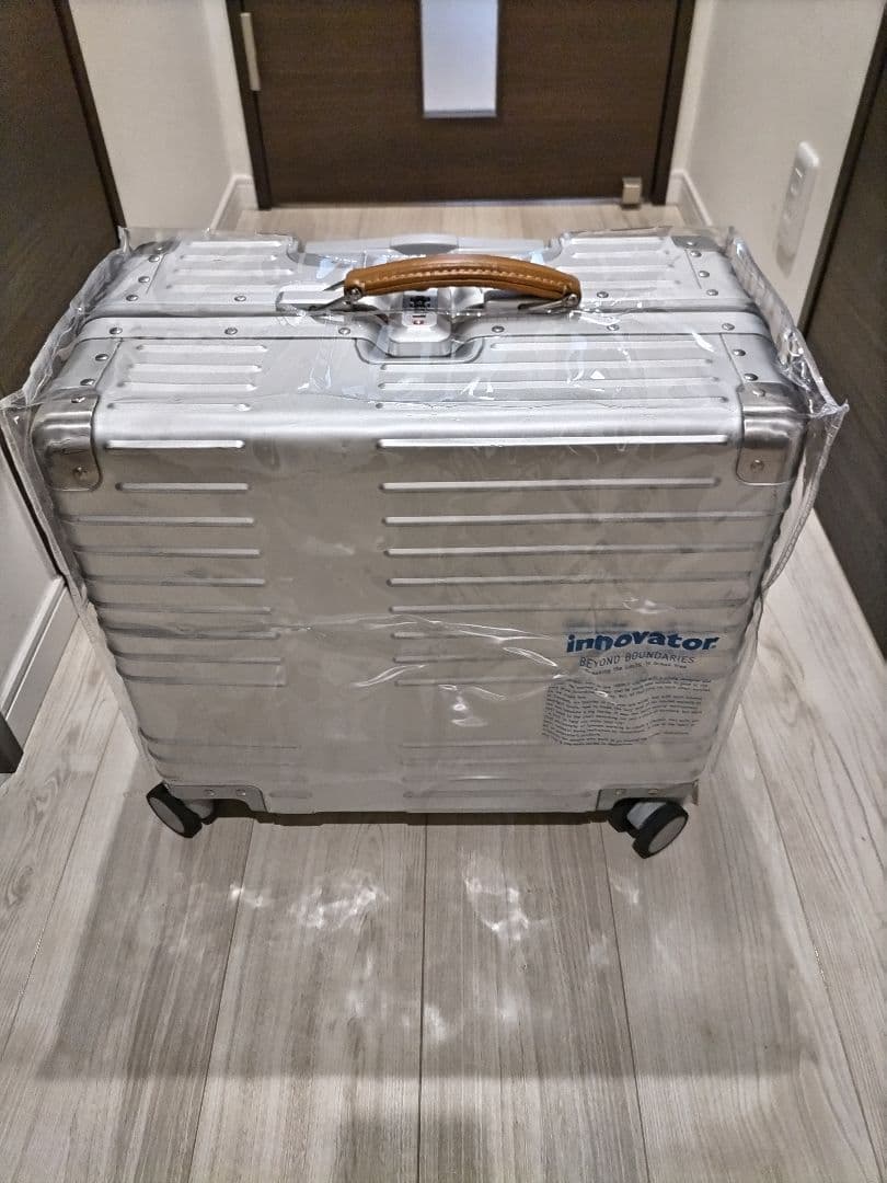 イノベーター キャリーケース　アルミ　シルバー　42L　TSA