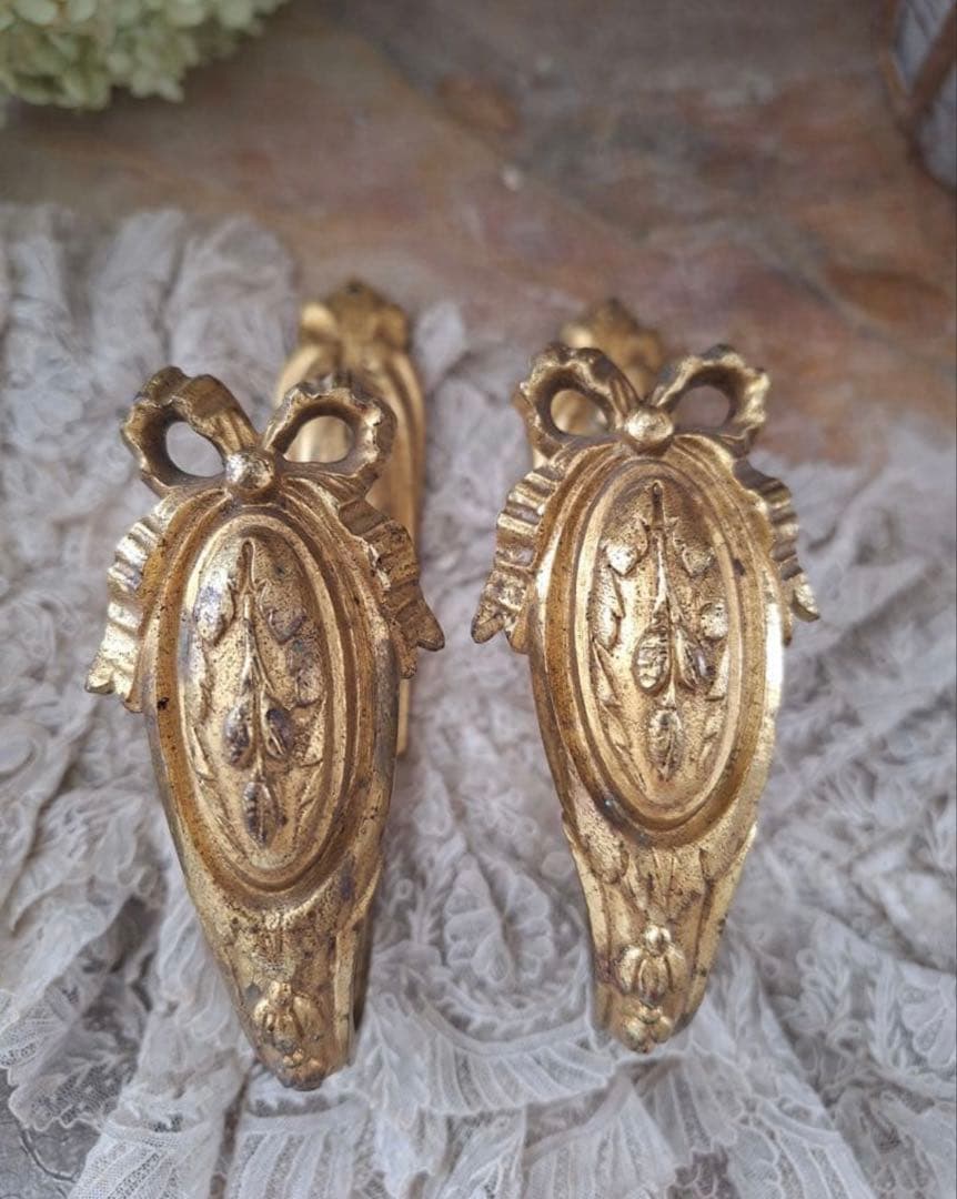 フランスアンティークリボン装飾真鍮カーテンホルダーフック