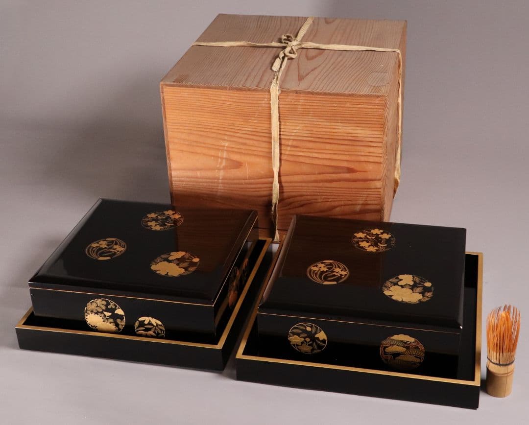 漆芸 木製漆器 丸に草花図 金蒔絵 二段重 重台 黒塗 朱塗 重箱【MA171】