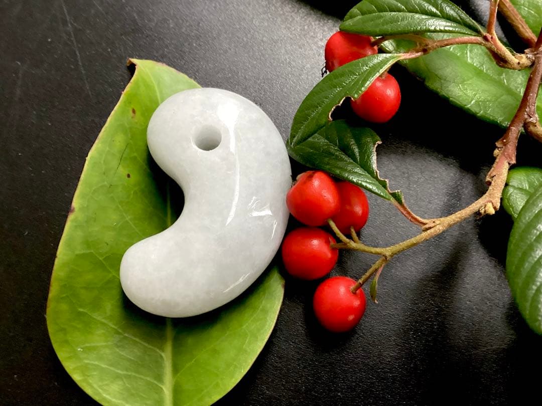 ✳白色糸魚川翡翠勾玉　本物保証品ジェダイト　即ご決断購入を　御守りをお身近に‼️