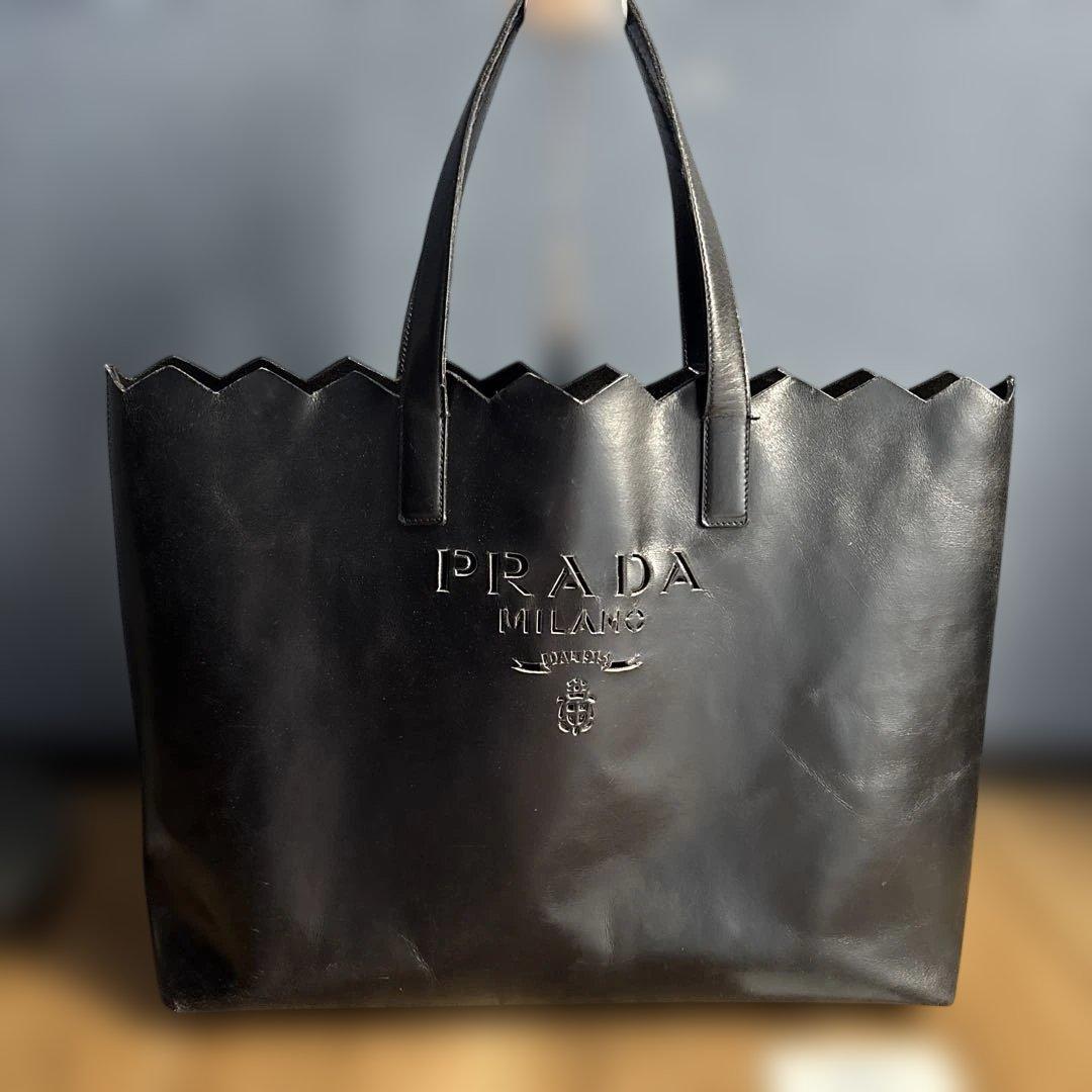 PRADAトートバッグ型抜きロゴ