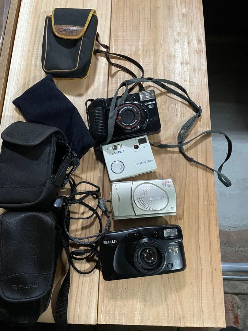 フィルムカメラ2台とデジタルカメラ台2台 canon Fuji