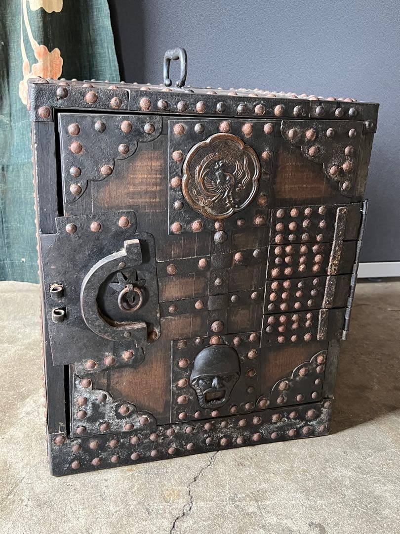 希少骨董 船箪笥 (金庫) 時代和箪笥 鉄地金具　隠し抽斗有　昭和レト兵士金具