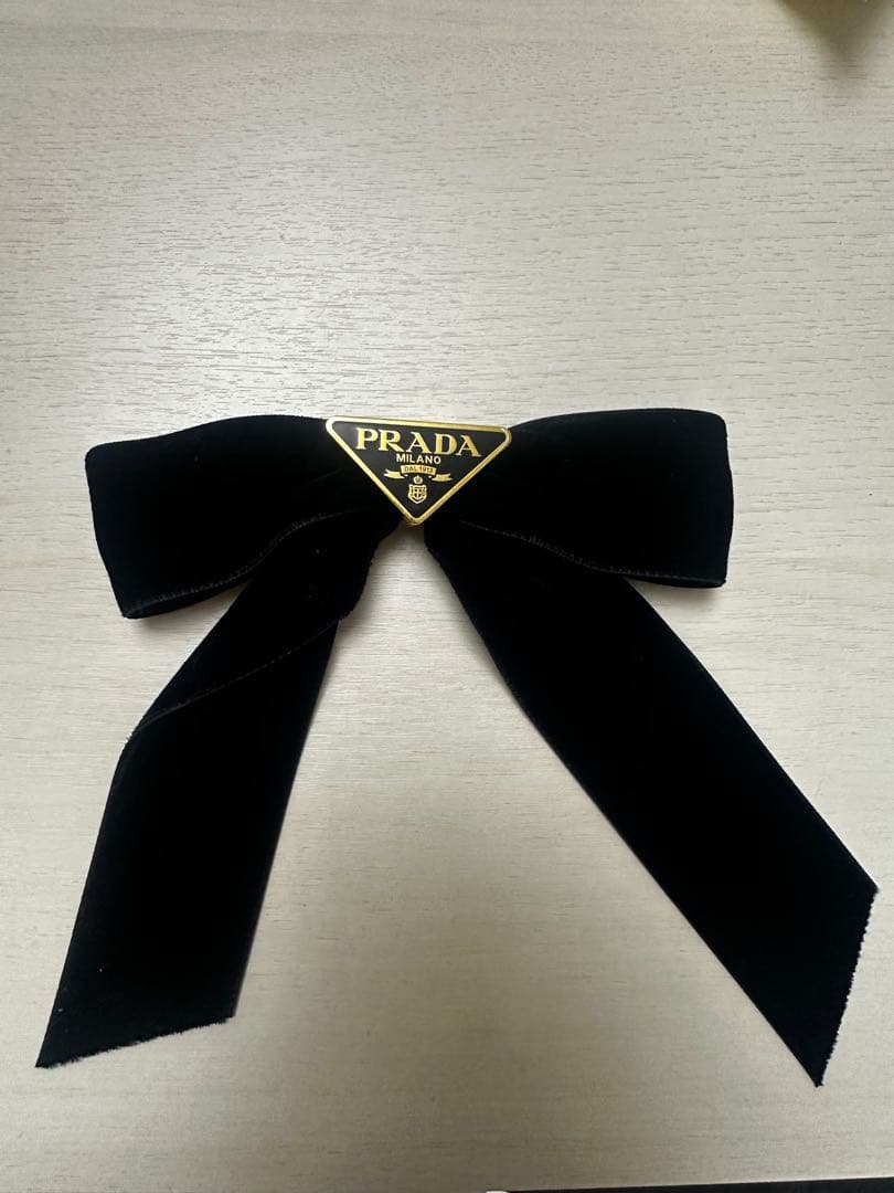 PRADA ベルベットリボンブローチ