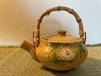 白菊文様京急須と湯のみセット ― 室町風意匠・静けさと調和を楽しむ茶器 ―