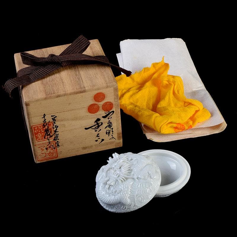 茶道具　平戸焼　十五代　中里茂右ェ門作　白磁雲龍彫　香合　共布共箱　V　8911