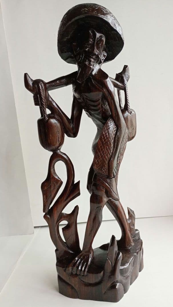 木彫り(工芸品) 「天秤棒を担ぐ老人」