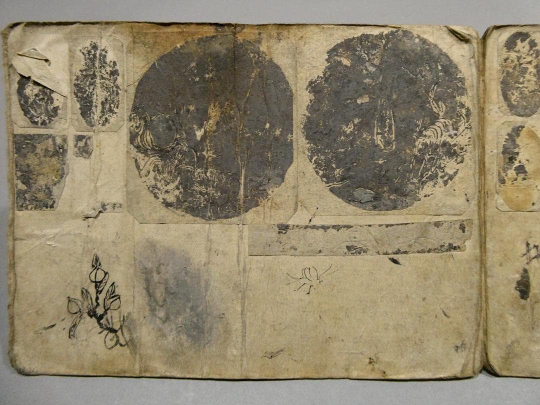 江戸時代 金工師による刀装具下絵帳　◆武具意匠の貴重資料　鍔・縁頭・目貫など